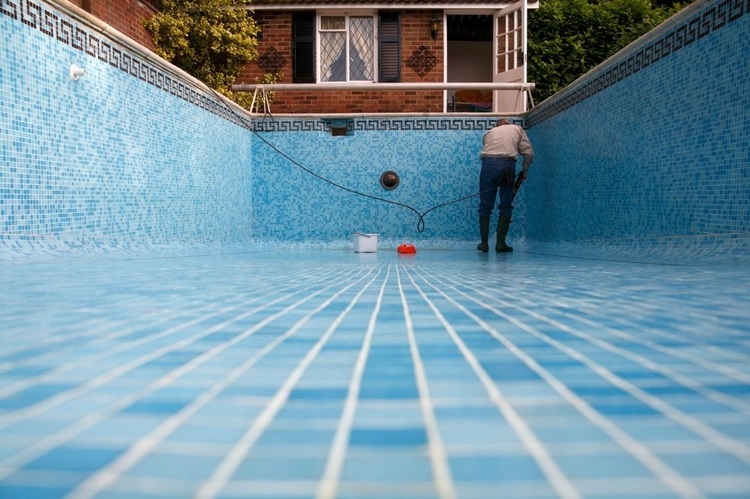 Cách hút đáy hồ bơi chi tiết nhanh chóng và đơn giản nhất cho bạn Mẹo tối ưu khi sử dụng dụng cụ vệ sinh để hút đáy bể bơi