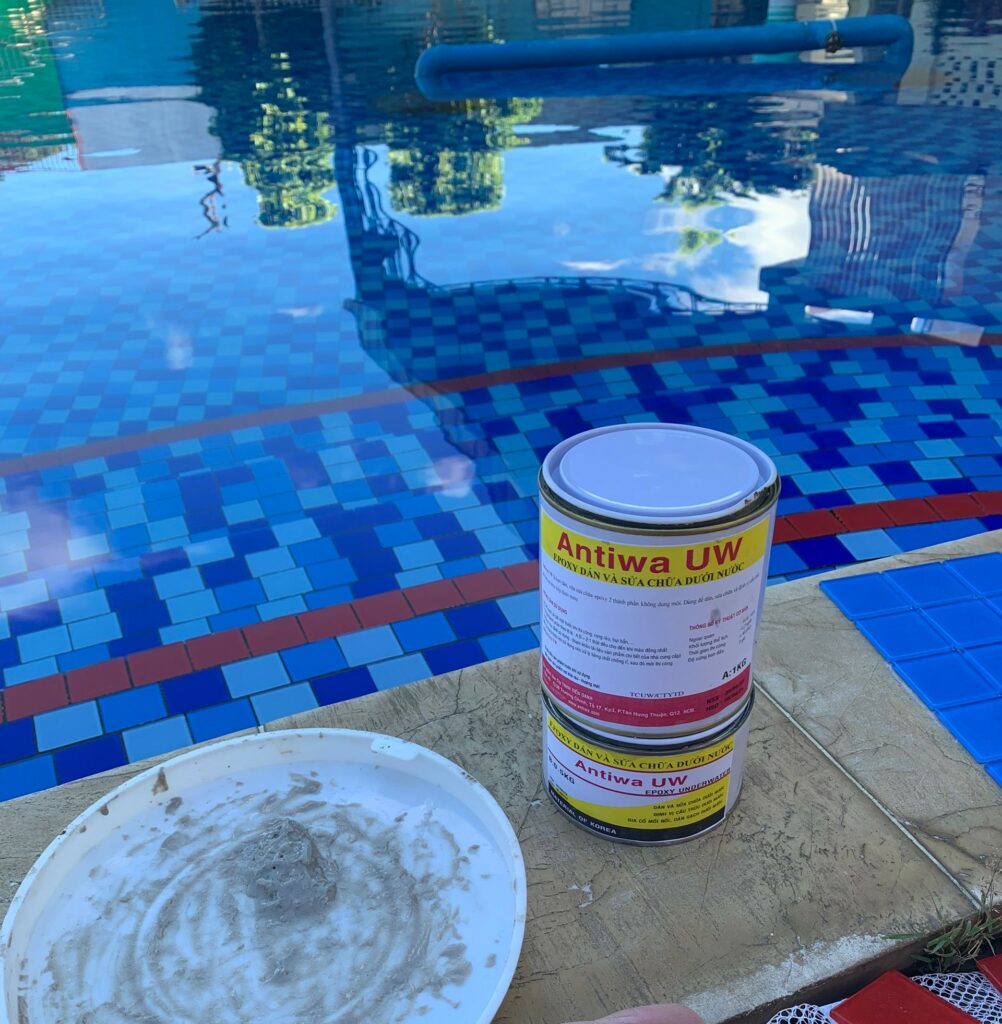 Công dụng của keo dán gạch hồ bơi dưới nước